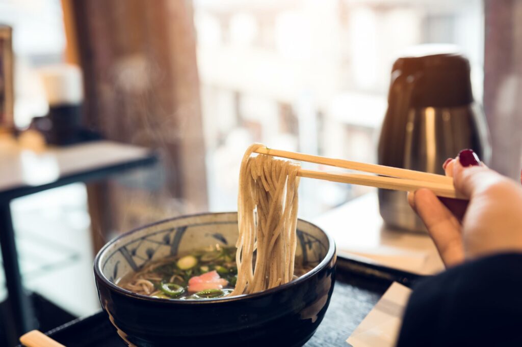 Jedzenie ramen pałeczkami