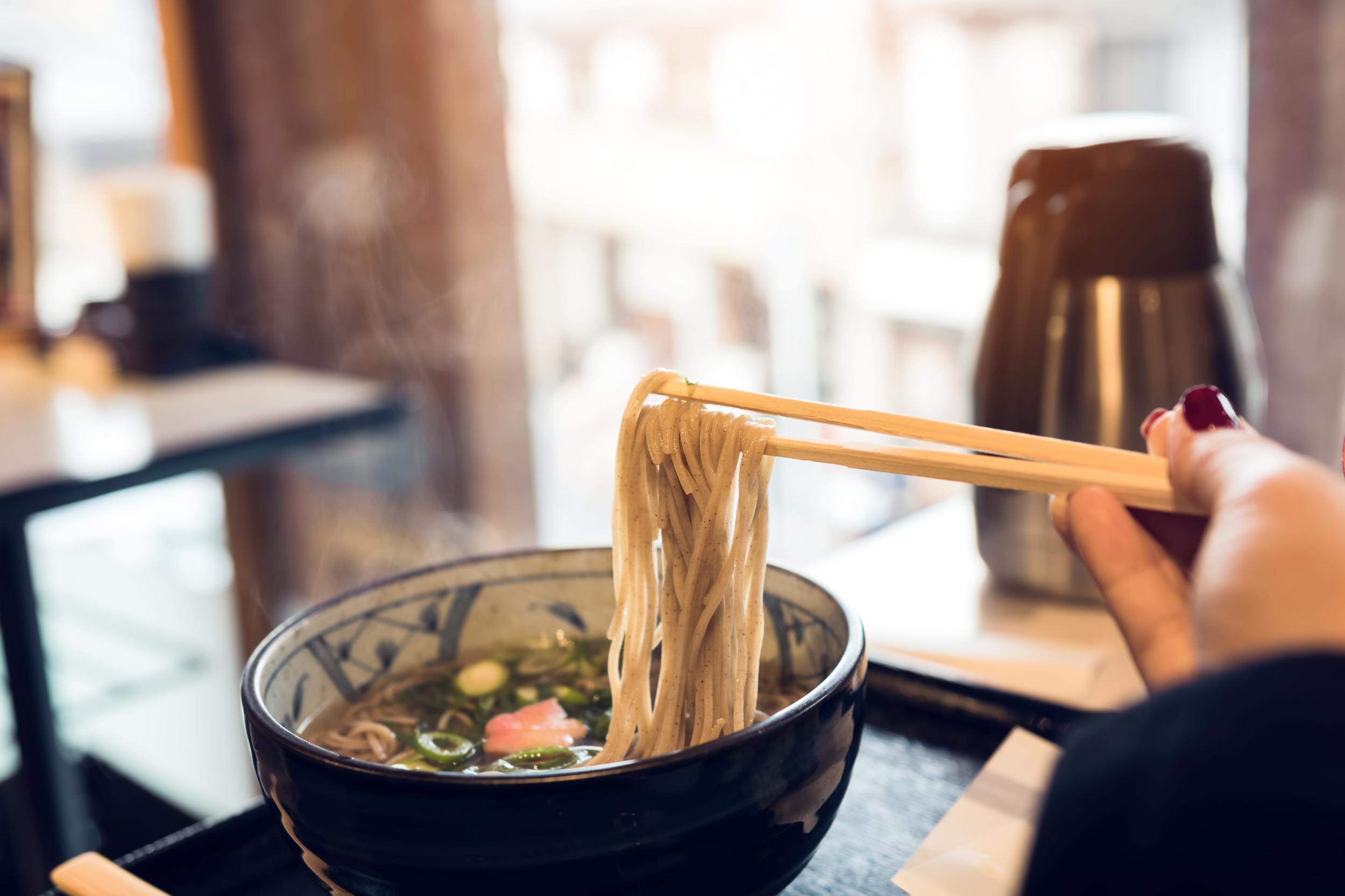 Jedzenie ramen pałeczkami